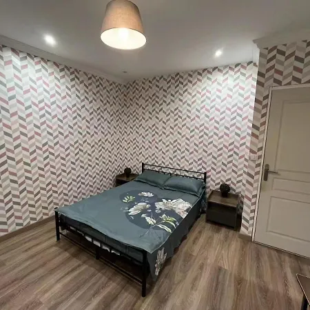 Grande Maison De 120m2 Avec Cour / 4 Chambres Villa *