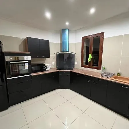 Grande Maison De 120m2 Avec Cour / 4 Chambres ヴィラ