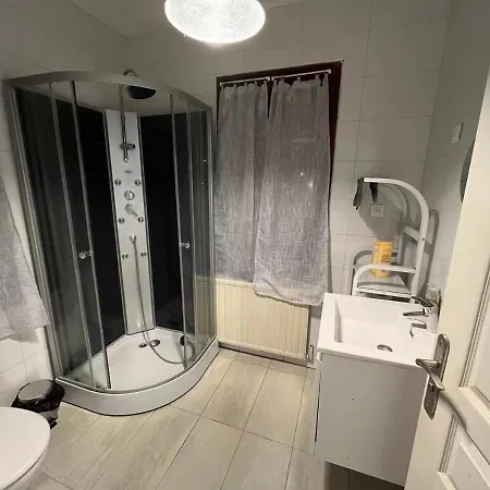 Villa Grande Maison De 120m2 Avec Cour / 4 Chambres