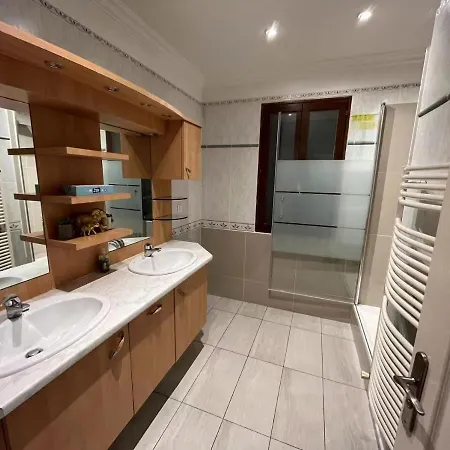 Grande Maison De 120m2 Avec Cour / 4 Chambres *