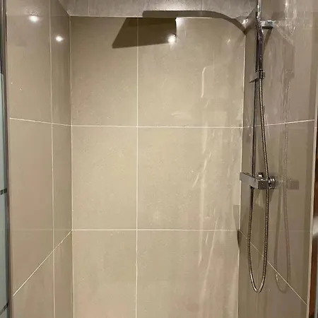 Grande Maison De 120m2 Avec Cour / 4 Chambres ヴィラ